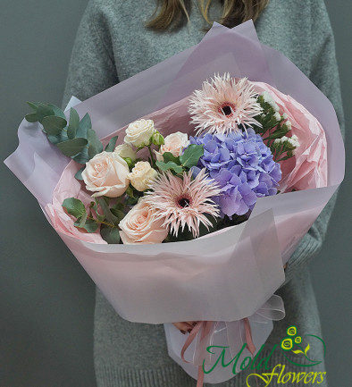 Bouquet with Gerbera and Hydrangea "Light Breeze" photo 394x433